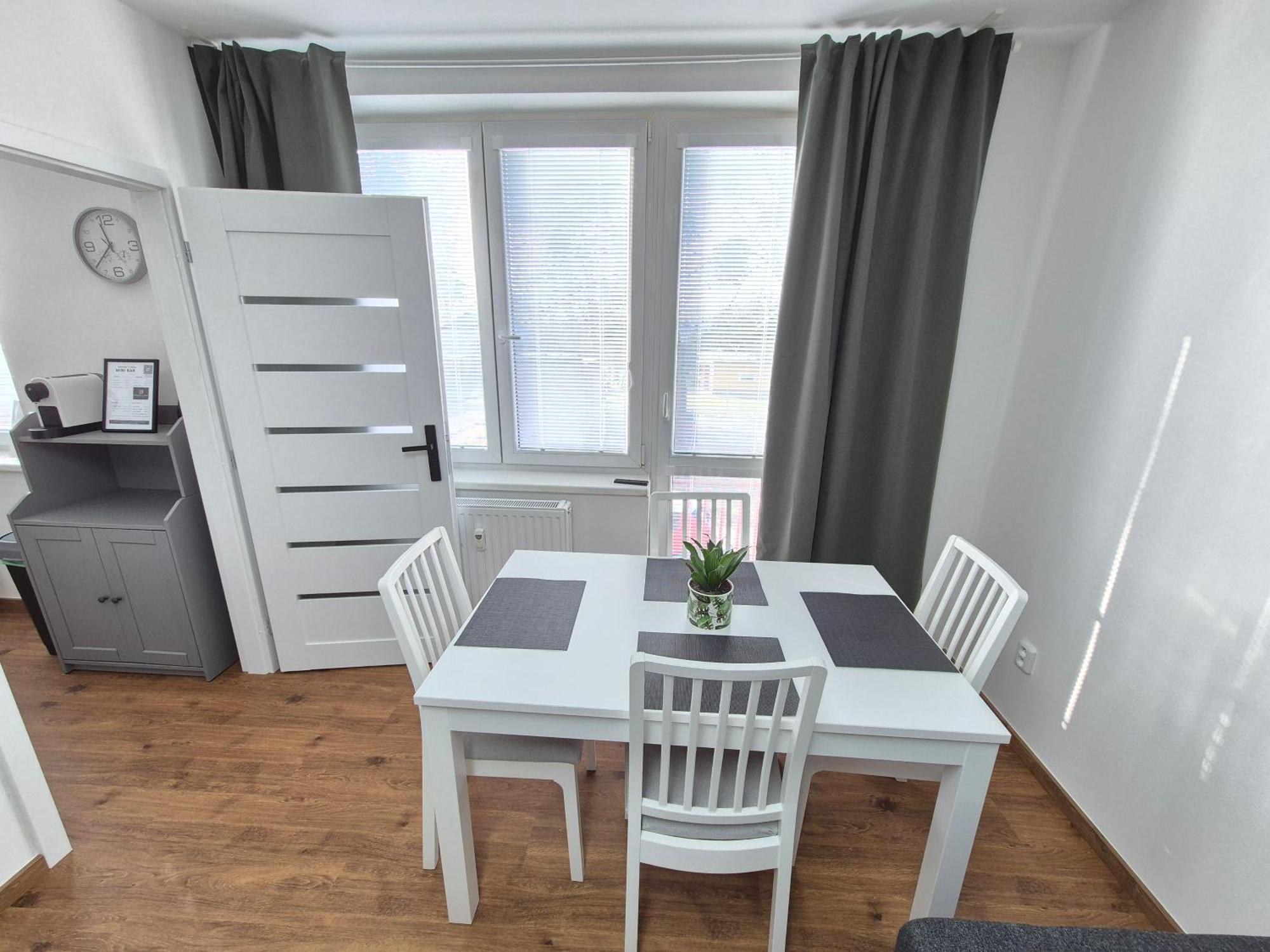 Apartment U Zamku - Self Check In - Airport Osr Mosnov